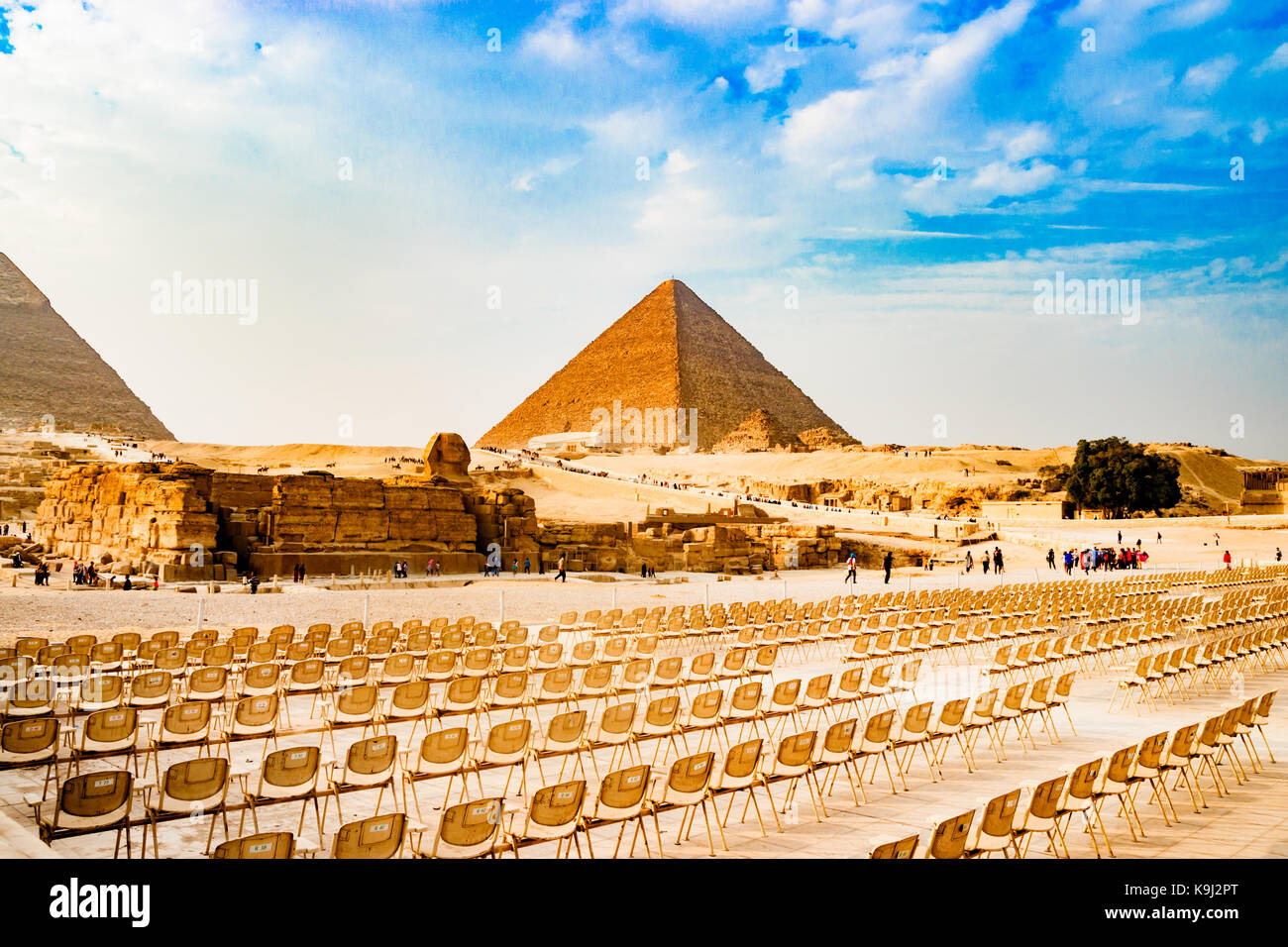 Des chaises près de la pyramide au Caire, Egypte Banque D'Images