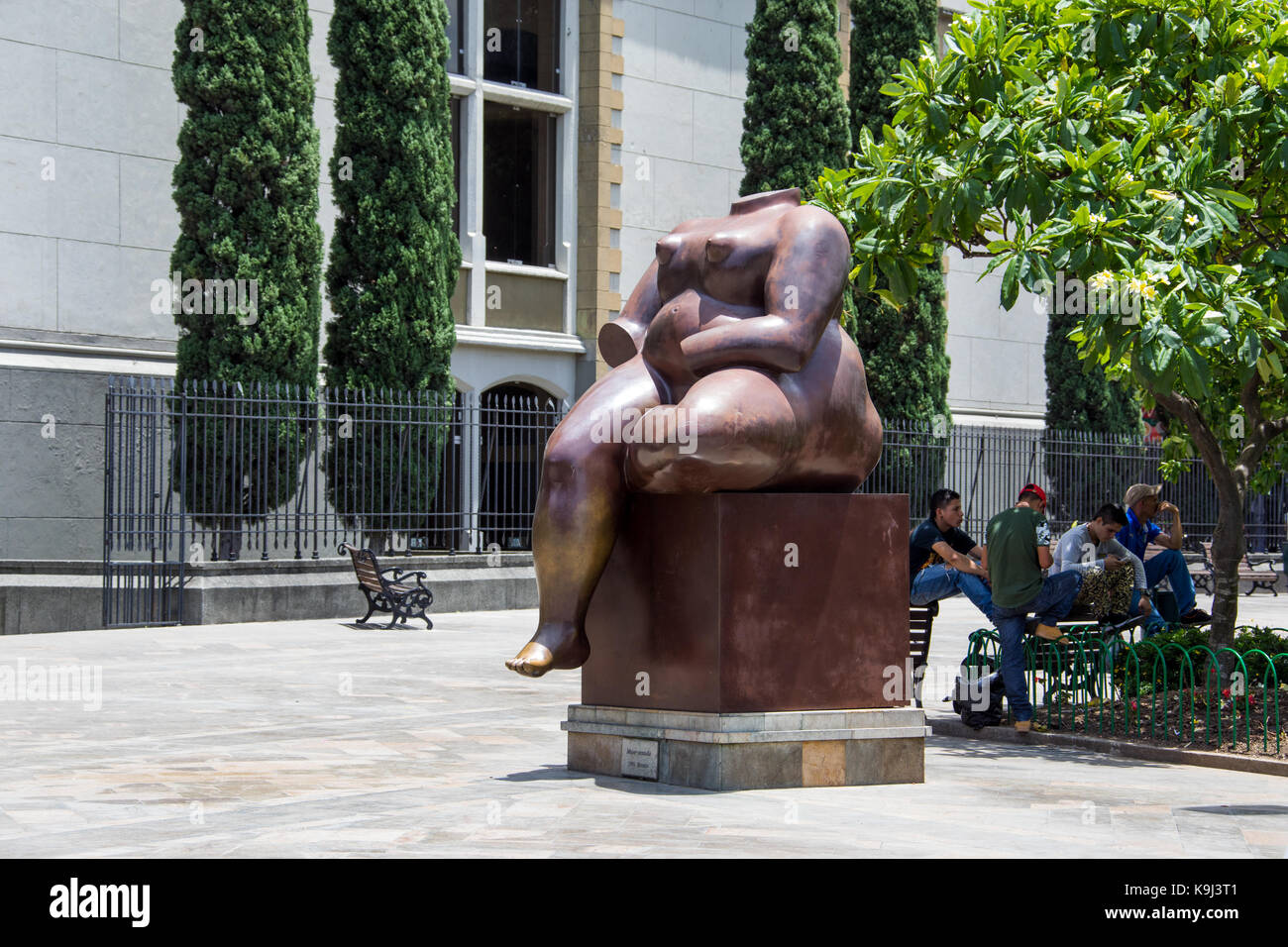 Mujer sentada sculpture, Botero Plaza, Medellin, Colombie Banque D'Images
