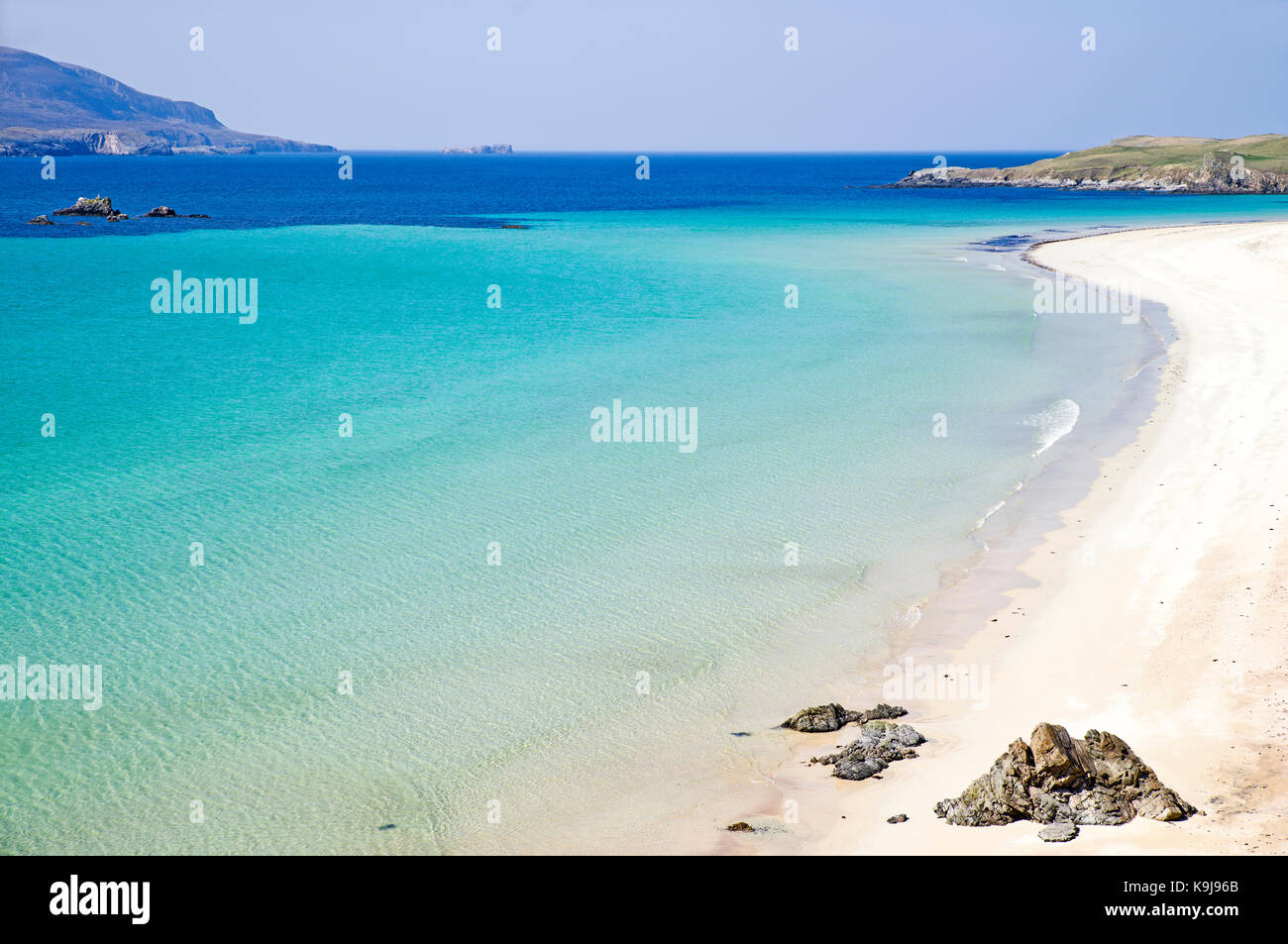 Belle Baie de Balnakeil à distance, Sutherland, de couleur turquoise, mer calme, ciel bleu profond et une plage de sable blanc. Highlands écossais UK Banque D'Images