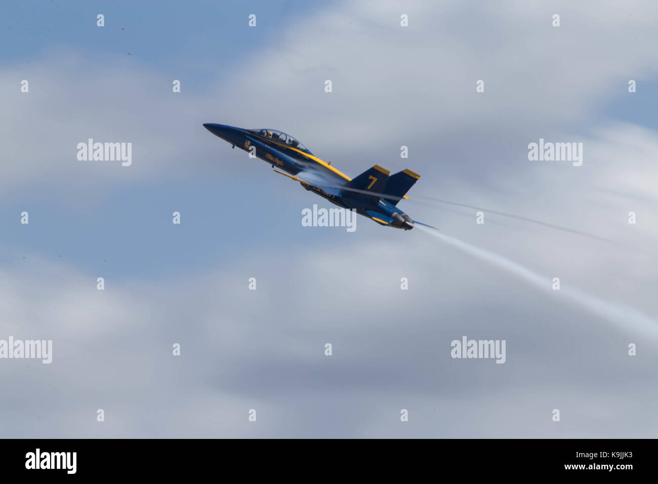 F/A-18 avec la U.S. Navy Blue Angels effectuer une manœuvre de voltige sur la foule lors de l'2017Marine Corps Air Station Miramar Air Show au MCAS Banque D'Images