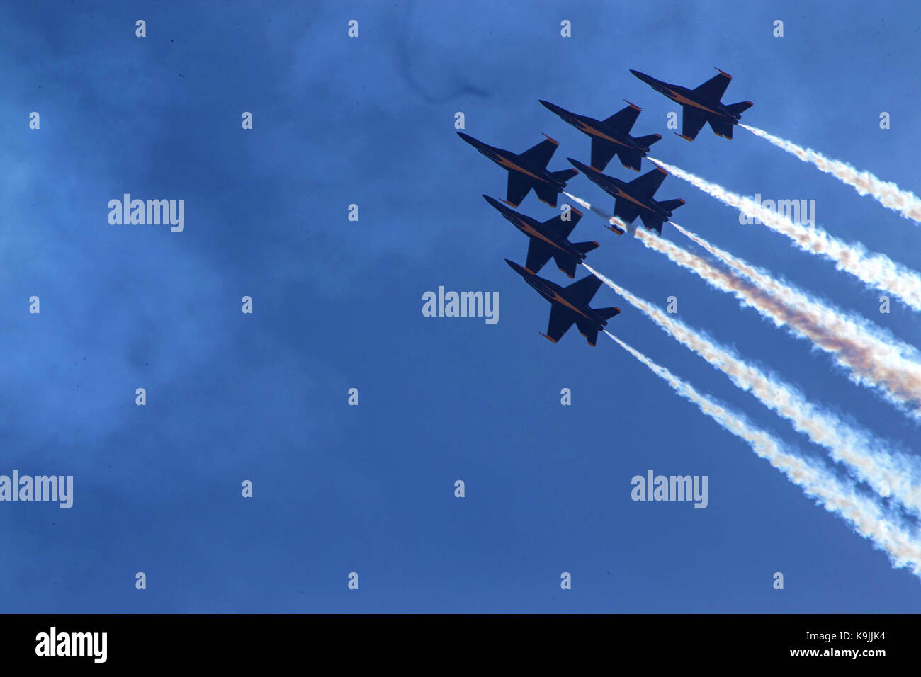 F/A-18 avec la U.S. Navy Blue Angels effectuer une manœuvre de voltige sur la foule lors de l'2017Marine Corps Air Station Miramar Air Show au MCAS Banque D'Images