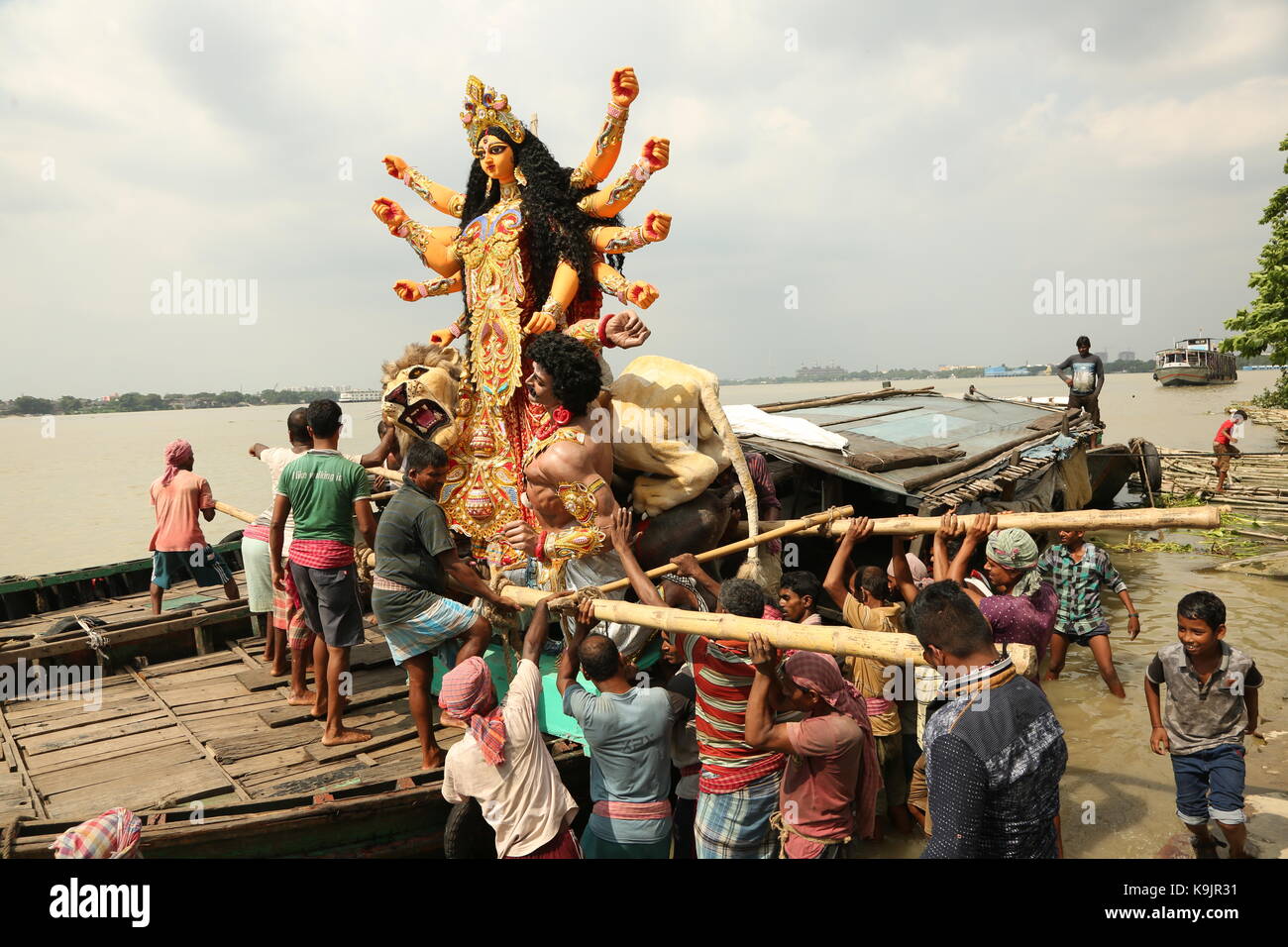 Une statue d'argile de la déesse hindoue Durga indienne est amené d'un atelier en kumartoli l'idole, village des décideurs, en bateau sur le Gange Banque D'Images