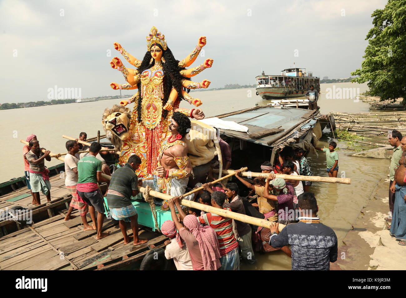 Une statue d'argile de la déesse hindoue Durga indienne est amené d'un atelier en kumartoli l'idole, village des décideurs, en bateau sur le Gange Banque D'Images