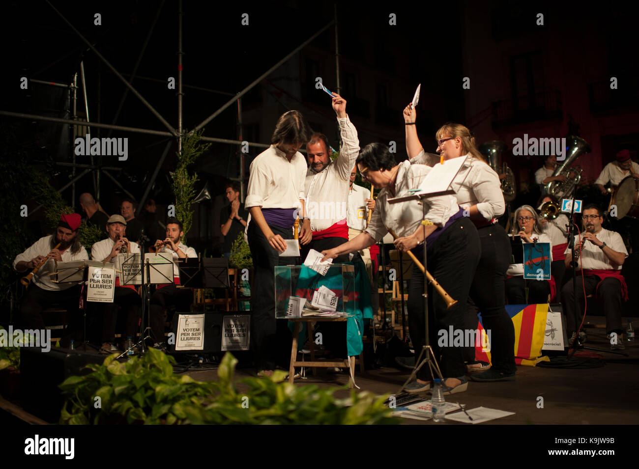 Barcelone, Catalogne. 22 septembre 2017. Espagne. 22 septembre 2017. Les membres de l'orchestre de musiciens qui animent le 'toc d'inici' lors des célébrations du Mercè symbolisent le vote du référendum du 1er octobre auquel le gouvernement espagnol tente d'interdire et par la voie légale et policière laissant ainsi les Catalans sans démocratie. Crédit : Charlie Perez/Alay Live News Banque D'Images