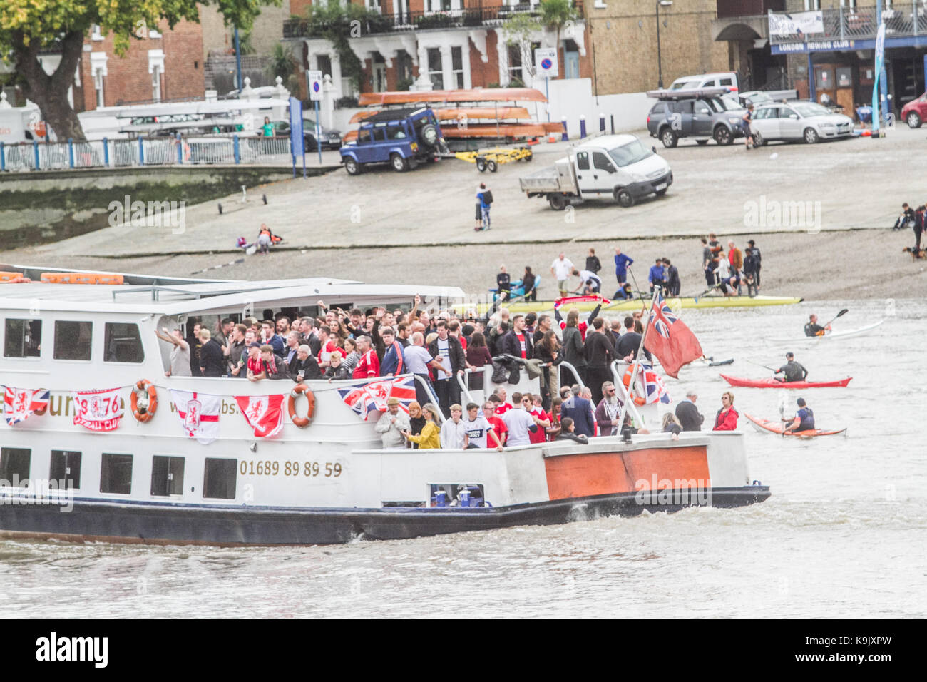 Putney Londres, Royaume-Uni. Sep 23, 2017 Les fans de football. middlesborough célébrer et chanter sur un bateau ouvert en haut sur la tamise à putney à venir du ciel parier match contre fulham à craven cottage crédit : amer ghazzal/Alamy live news Banque D'Images