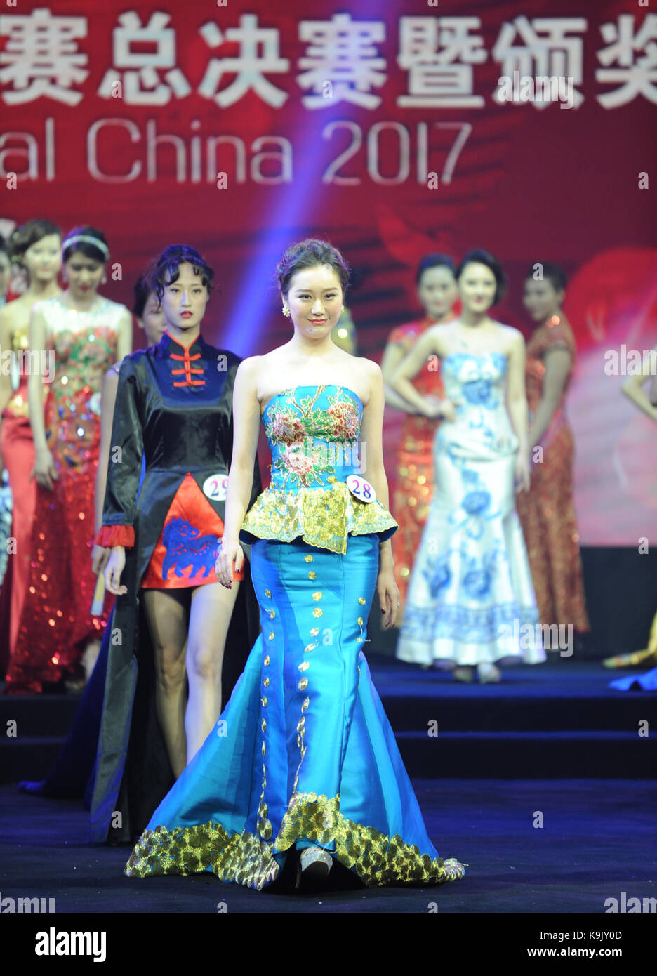 Beijing, Chine. Sep 23, 2017 contestants. participer à la session cheongsam lors de la finale de miss chine international 2017 à Beijing, capitale de la Chine, sept. 23, 2017. wang chengxu à partir de la Chine de l'est la province de Shandong a gagné le champion et représentera la Chine à participer à la finale mondiale du 57e concours de beauté Miss international. Credit : ren pengfei/Xinhua/Alamy live news Banque D'Images