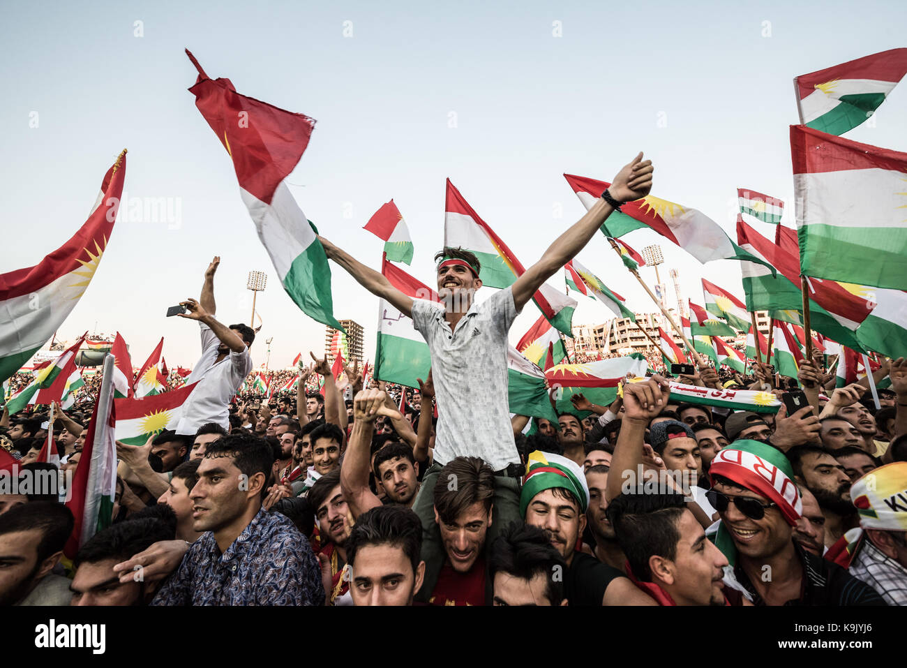 Erbil, dans le Kurdistan iraquien. 22 Sep, 2017. La fièvre du pavillon au dernier référendum pour l'indépendance kurde rassemblement à l'emplissaient Franso Hariri Stadium à Erbil. 22 septembre 2017. Credit : Elizabeth Fitt/Alamy Live News Banque D'Images