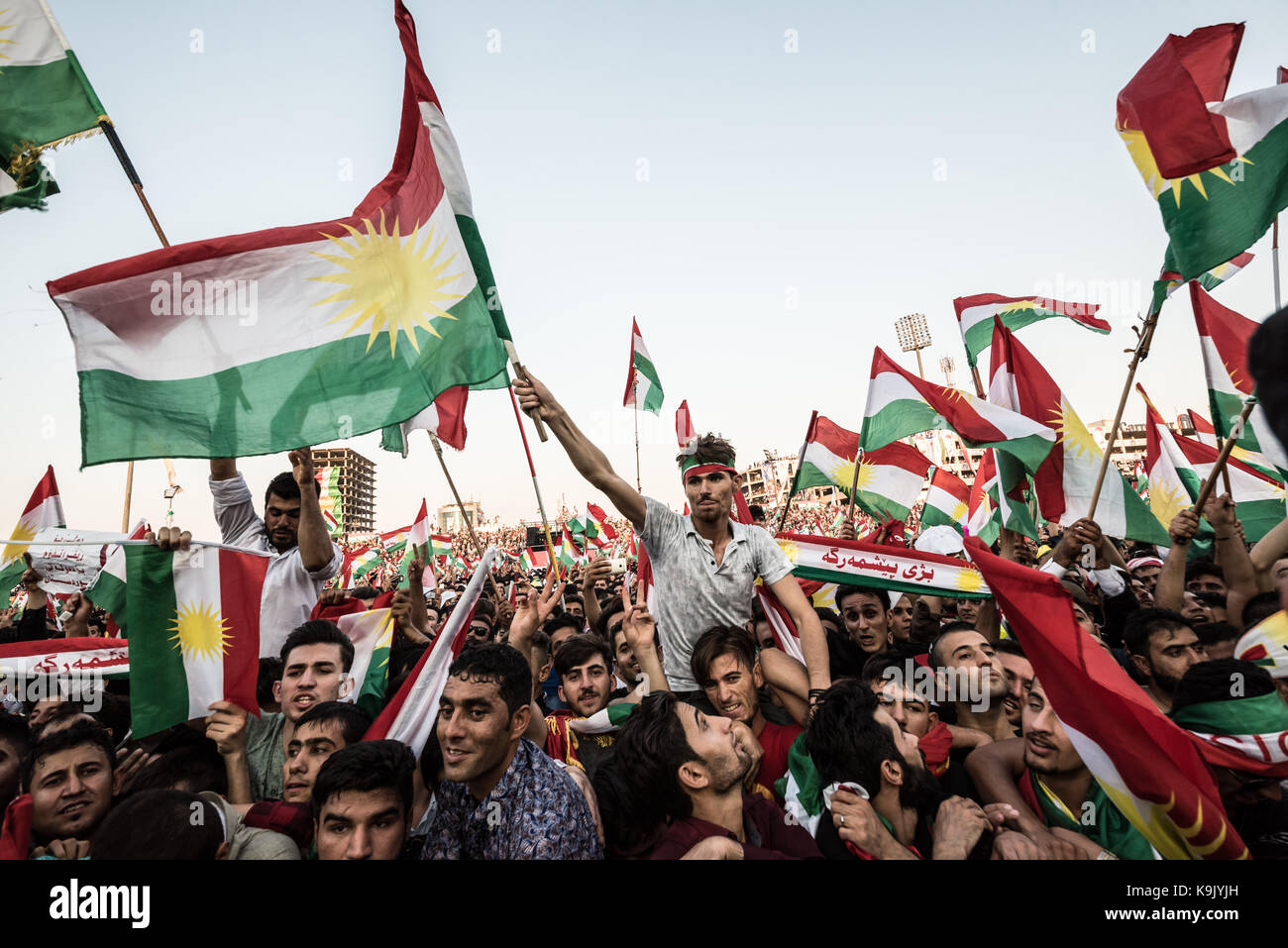 Erbil, dans le Kurdistan iraquien. 22 Sep, 2017. La fièvre du pavillon au dernier référendum pour l'indépendance kurde rassemblement à l'emplissaient Franso Hariri Stadium à Erbil. 22 septembre 2017. Credit : Elizabeth Fitt/Alamy Live News Banque D'Images