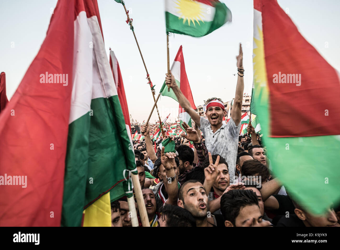 Erbil, dans le Kurdistan iraquien. 22 Sep, 2017. La fièvre du pavillon au dernier référendum pour l'indépendance kurde rassemblement à l'emplissaient Franso Hariri Stadium à Erbil. 22 septembre 2017. Credit : Elizabeth Fitt/Alamy Live News Banque D'Images