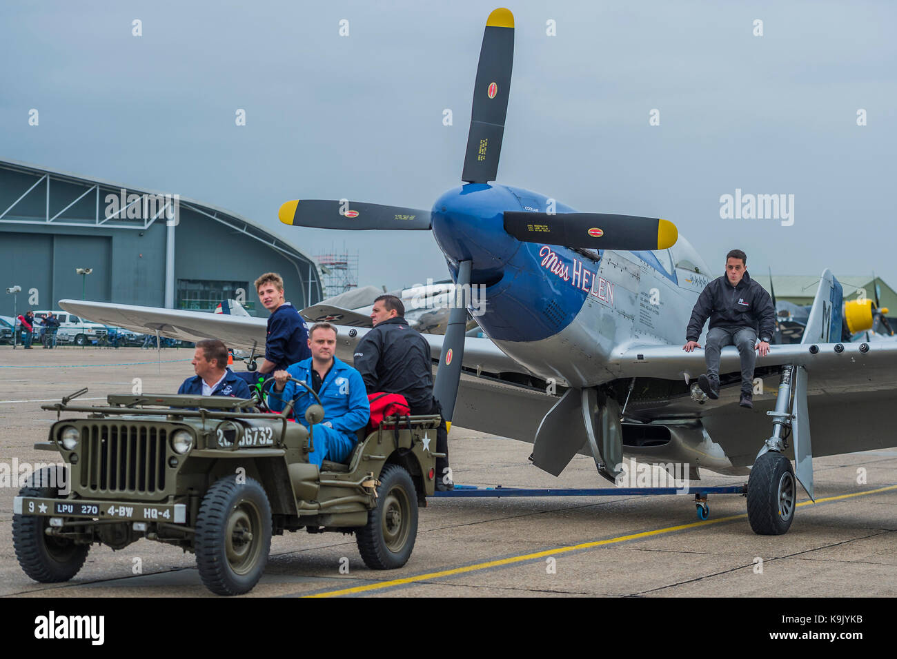 Duxford, UK. Sep 23, 2017. North American P-51D Mustang (Mme Hellen) est remorqué vers le stand d'une Jeep DE LA SECONDE GUERRE MONDIALE - la bataille d'Angleterre de Duxford Air Show qui aura lieu au cours IWM (Imperial War Museum Duxford) année du centenaire. Principe du Duxford rôle de station de combat de la Seconde Guerre mondiale est célébrée à la bataille d'Angleterre Air Show par plus de 40 avions historiques de prendre son envol. Crédit : Guy Bell/Alamy Live News Banque D'Images