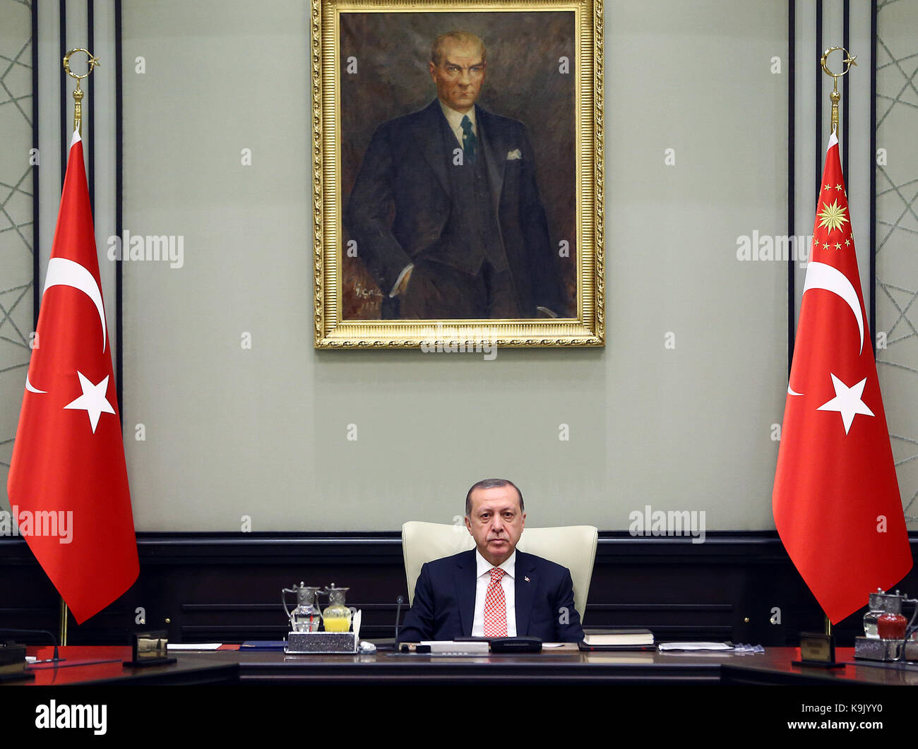 Ankara, Turquie. 22 septembre 2017. Le président turc Recep Tayyip Erdogan préside la réunion du Conseil de sécurité nationale à Ankara, Turquie, le 22 septembre 2017. Vendredi, le haut organe de sécurité turc a mis en garde contre les "conséquences graves" si le référendum sur l'indépendance kurde irakienne se tenait le 25 septembre. Crédit : Palais présidentiel turc/Xinhua/Alamy Live News Banque D'Images