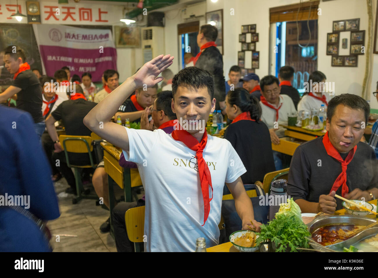 Beijing, Chine, 23 sep 2017. invités chinois porter des foulards rouges de  jeunes pionniers dans un pot chaud restaurant à Beijing, Chine, 23  septembre 2017. alors que personne ne veut un retour