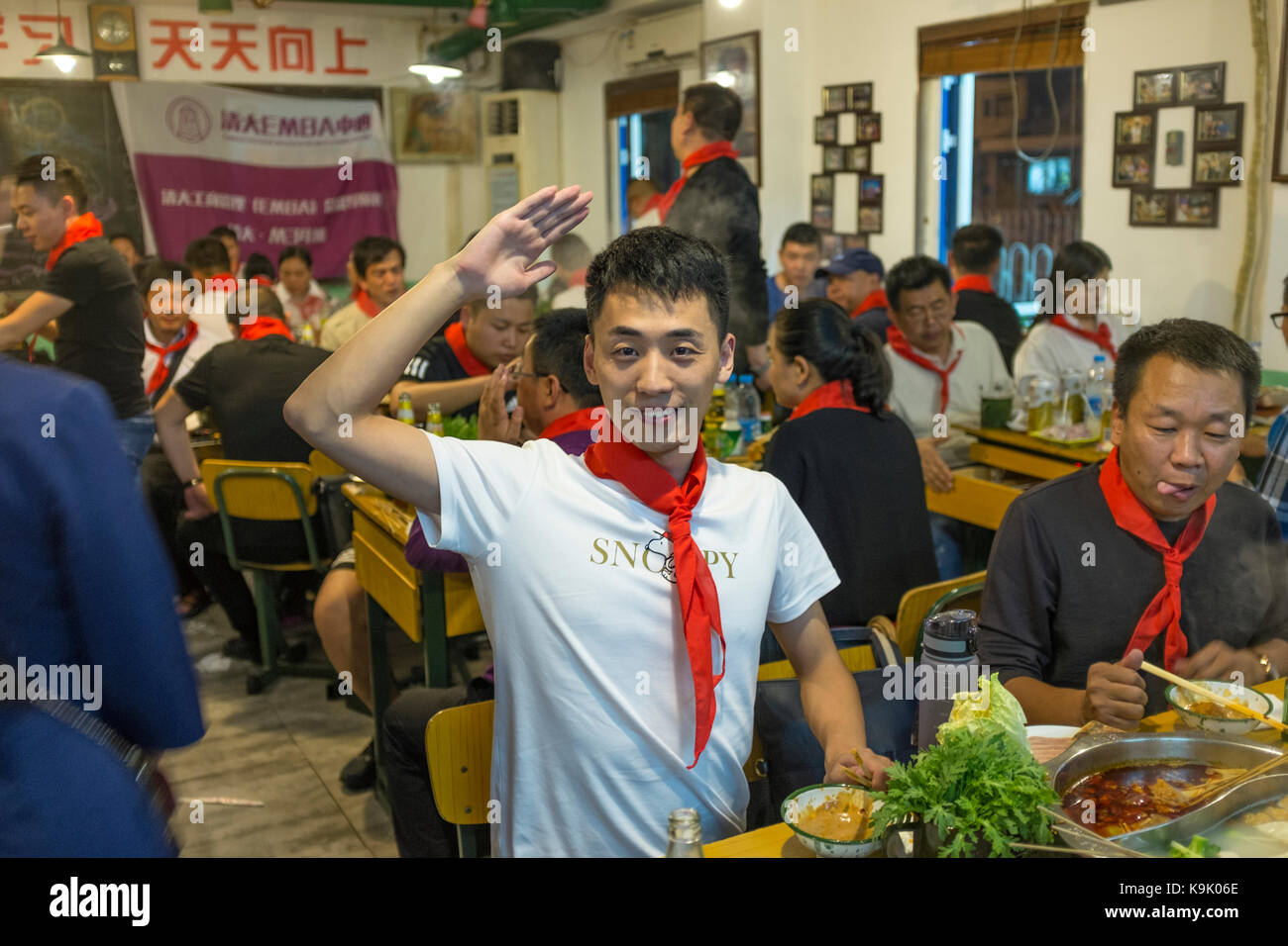 Beijing Chine 23 Sep 17 Invites Chinois Porter Des Foulards Rouges De Jeunes Pionniers Dans Un Pot Chaud Restaurant A Beijing Chine 23 Septembre 17 Alors Que Personne Ne Veut Un Retour Beijing Chine 23 Sep 17 Invites Chinois Porter Des Foulards Rouges De Jeunes Pionniers Dans Un Pot Chaud Restaurant A Beijing Chine 23 Septembre 17 Alors Que Personne Ne Veut Un Retour