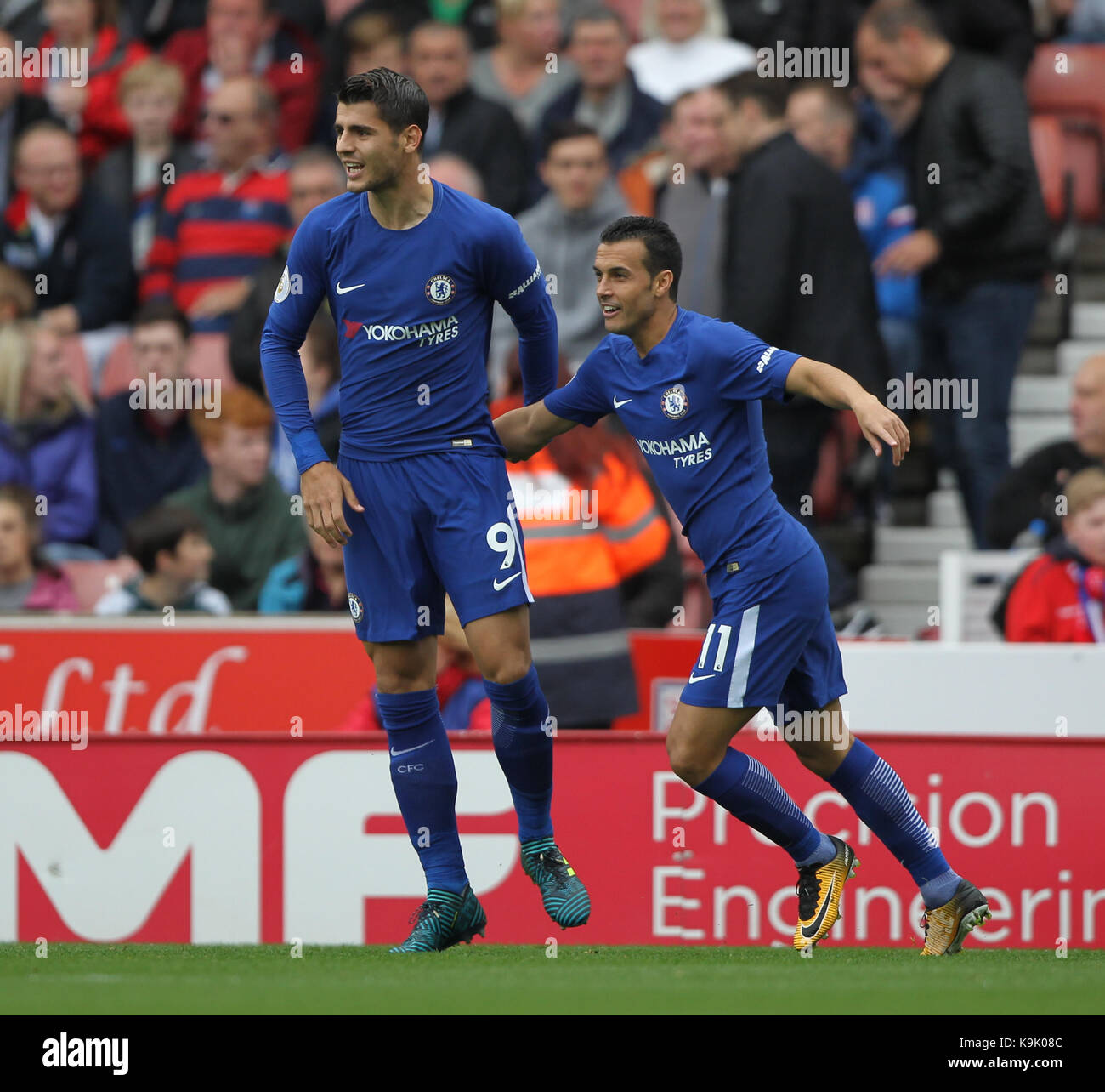 PEDRO & ALVARO MORATA CÉLÉBRAT STOKE CITY V CHELSEA STADE BET365 l'angleterre 23 septembre 2017 STOKE Banque D'Images