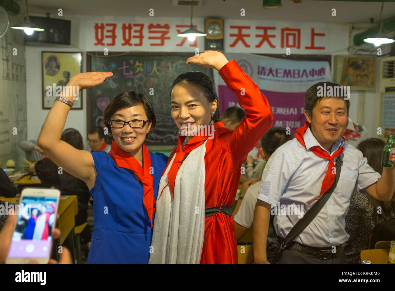 Beijing, Chine, 23 sep 2017. invités chinois porter des foulards rouges de  jeunes pionniers dans un pot chaud restaurant à Beijing, Chine, 23  septembre 2017. alors que personne ne veut un retour