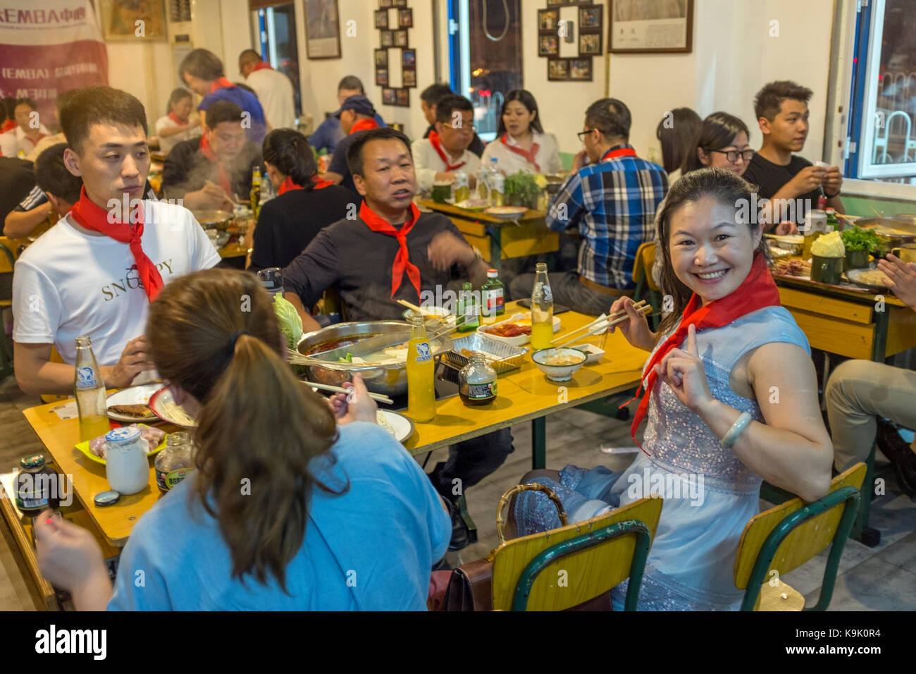 Beijing Chine 23 Sep 17 Invites Chinois Porter Des Foulards Rouges De Jeunes Pionniers Dans Un Pot Chaud Restaurant A Beijing Chine 23 Septembre 17 Alors Que Personne Ne Veut Un Retour Beijing Chine 23 Sep 17 Invites Chinois Porter Des Foulards Rouges De Jeunes Pionniers Dans Un Pot Chaud Restaurant A Beijing Chine 23 Septembre 17 Alors Que Personne Ne Veut Un Retour