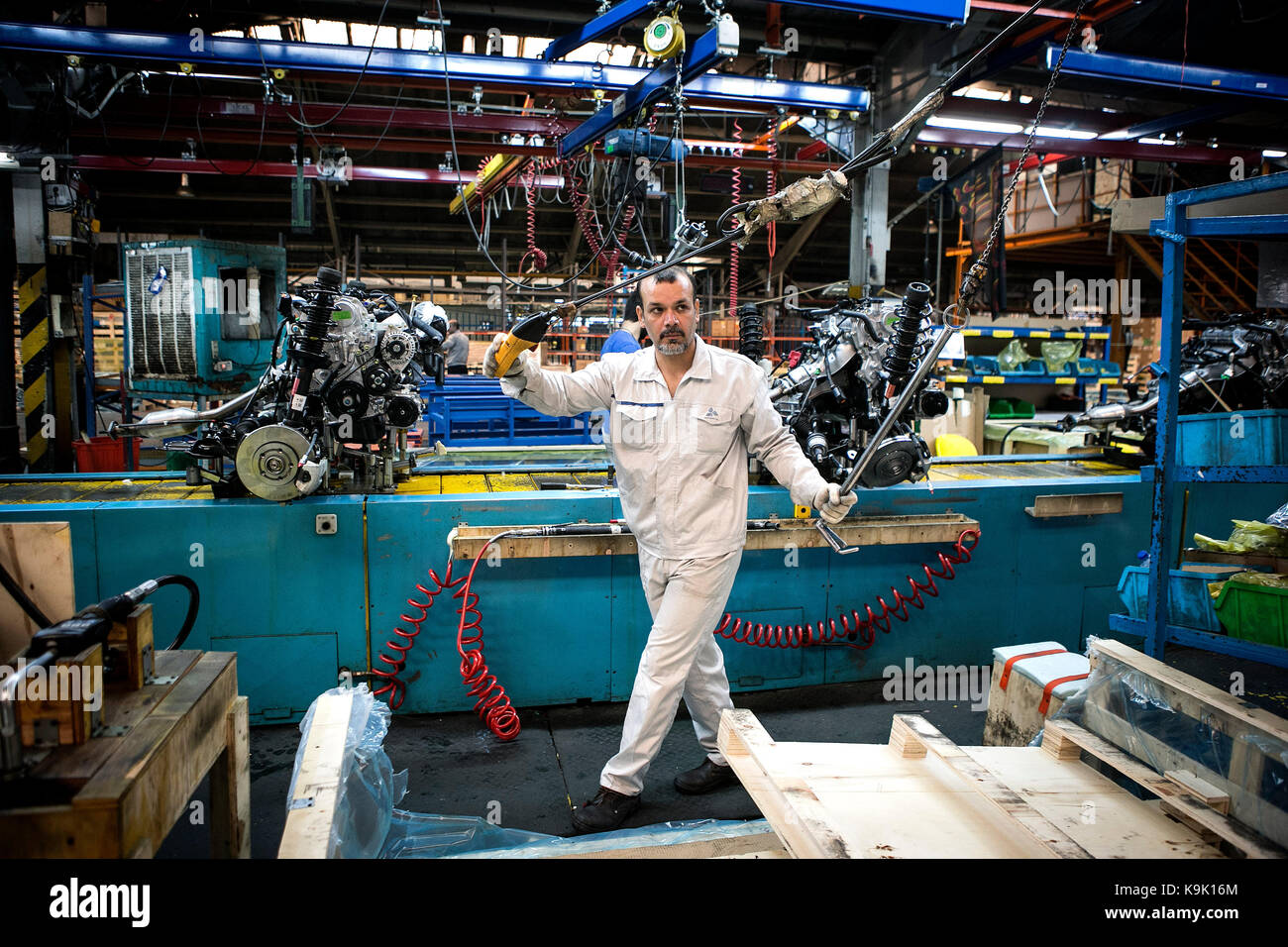 Téhéran, Iran. 29Th sep 2017. un employé travaille un éclat voiture à une ligne d'assemblage d'Iran Khodro sea soutenu par la brillance auto à Téhéran, Iran, sept. 23, 2017. Les deux sociétés ont demandé de voiture le succès de brillance auto 80 000 unités d'exportation vers l'Iran samedi. crédit : Ahmad halabisaz/Xinhua/Alamy live news Banque D'Images
