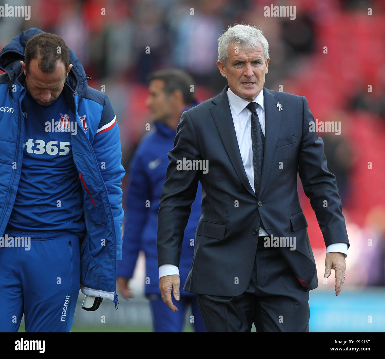 CHARLIE ADAM & MARK HUGHES STOKE CITY V CHELSEA STADE BET365 l'angleterre 23 septembre 2017 STOKE Banque D'Images