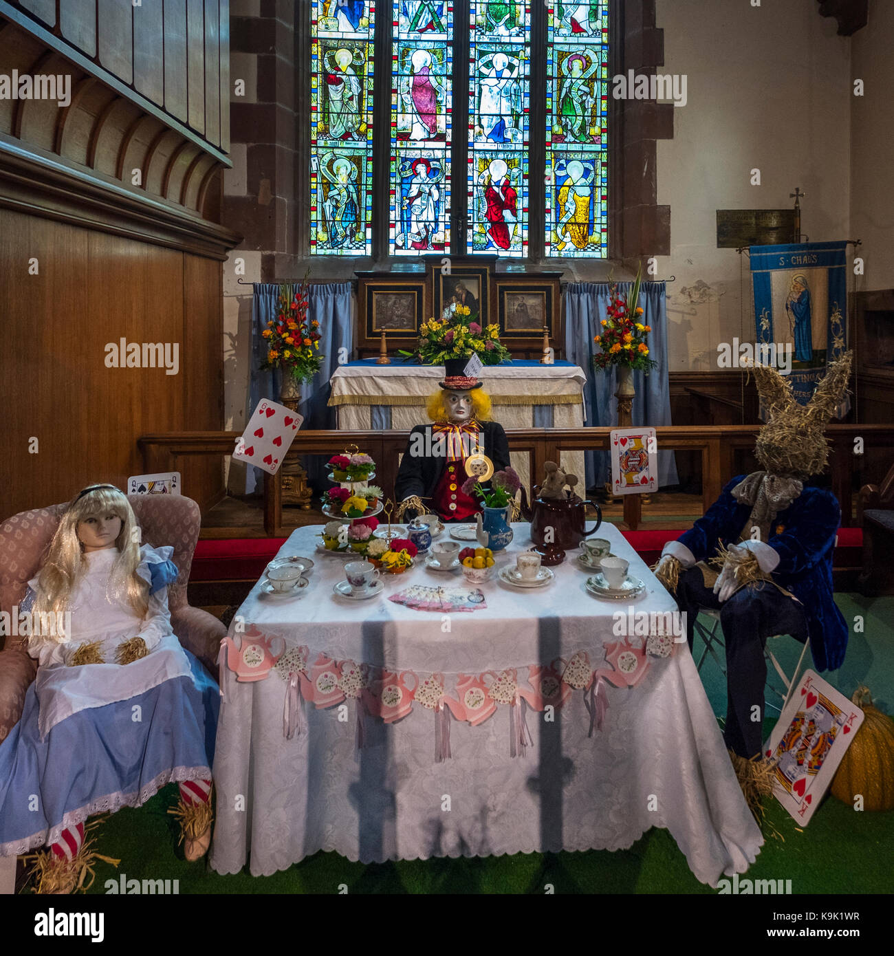 Pattingham village, South Staffordshire, samedi 23 septembre, 2017. Mad Hatters Tea party à st.chads église fait partie du village de scarecrow annuel festival., qui s'étend de septembre 2017 Communication Canada 24-11., avec plus de 150 épouvantails. copyright greg vivash/Alamy live news. Banque D'Images
