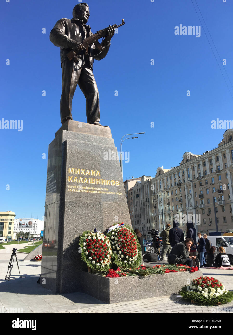 Moscou, Russie. 22 septembre 2017. Le mémorial de l'artiste russe Salavat Shcherbakov en l'honneur du concepteur d'armes soviétique Mikhail Kalashnikov à Moscou, Russie, 22 septembre 2017. La sculpture de l'artiste nécessite un amendement après qu'une erreur a été repérée quelques jours seulement après son dévoilement: Une arme représentée dans le mémorial n'était pas une arme de Kalashnikov mais plutôt une Sturmgwehr 44, un fusil d'assaut allemand de deux ans de la guerre mondiale. Credit: Thomas Körbel/dpa/Alay Live News Banque D'Images