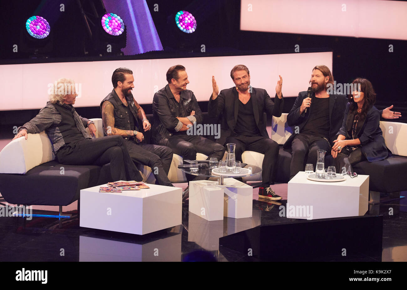 Hambourg, Allemagne. Sep 21, 2017. l-r : Thomas Gottschalk, Alec völkel. sascha vollmer, Sasha, rea garvey et nena en conversation au enregistrement tv de 'nena : rien perdu" à Hambourg, Allemagne, 21 septembre 2017. Le spectacle marque le 40e anniversaire de la première apparition de nena et sera diffusé sur la chaîne de télévision publique allemande ZDF sur le 7 octobre 2017. crédit : Georg wendt/dpa/Alamy live news Banque D'Images