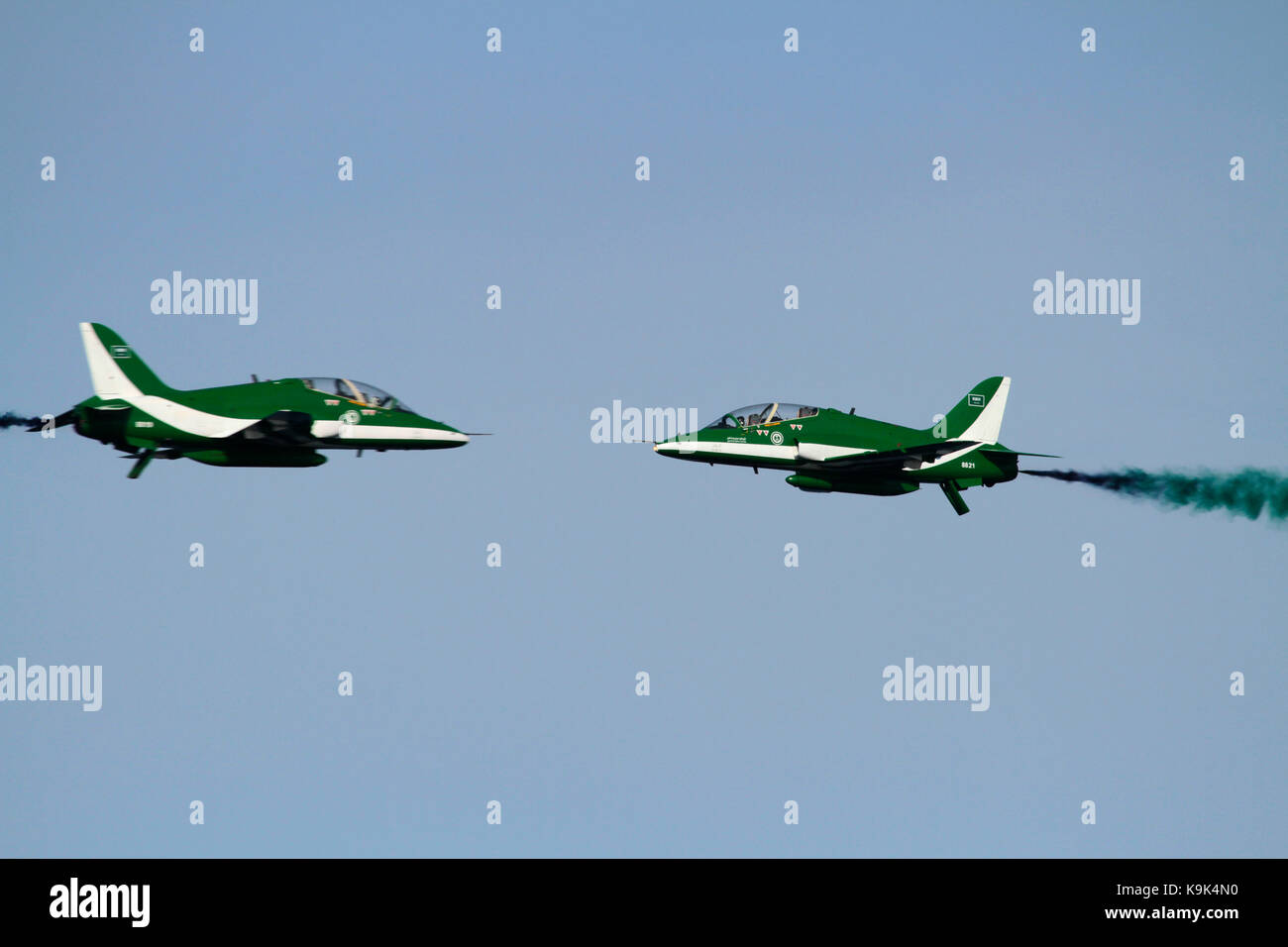 Deux avions de la Saudi Hawks Aerobatic Team de la Royal Saudi Air Force apparaissent sur un cours de collision, mais ils passent les uns les autres en toute sécurité dans le cadre de leur routine d'affichage à l'International de Malte 2017 Banque D'Images