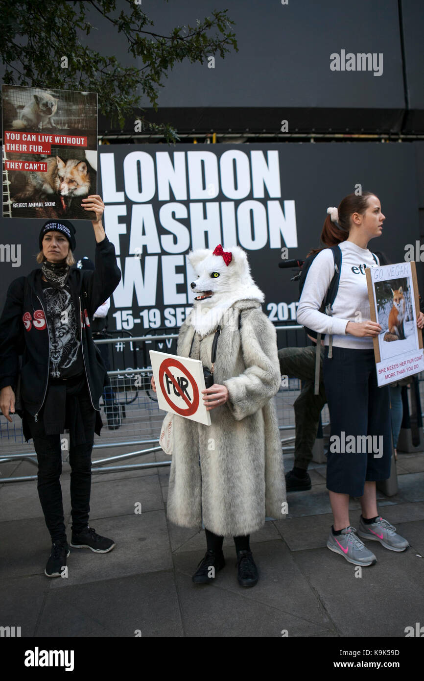 Londres, Angleterre - 15 septembre 2017 manifestation anti fourrure lors de la London fashion week. extérieur eudon choi. femme dans un manteau de fourrure et wolf masque est holding affiche - aucune fourrure Banque D'Images
