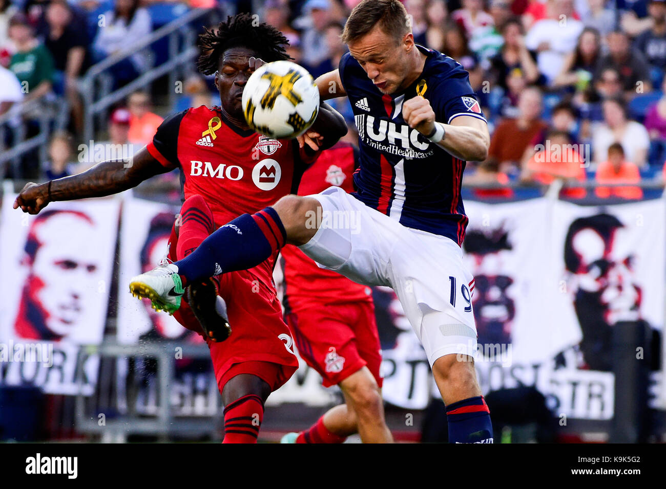 Foxborough dans le Massachusetts, aux États-Unis. Sep 23, 2017. De l'avant Toronto FC Tosaint Ricketts (87) et New England Revolution defender Antonio Delamea Mlinar (19) Bataille pour la balle durant le match entre MLS Toronto FC et le New England Revolution tenue au Stade Gillette à Foxborough dans le Massachusetts. Eric Canha/CSM/Alamy Live News Banque D'Images