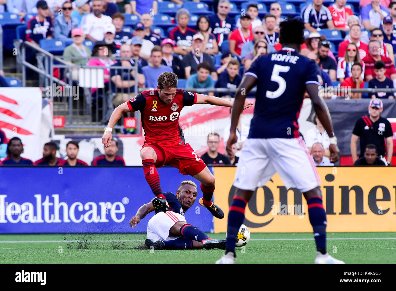 Foxborough dans le Massachusetts, aux États-Unis. Sep 23, 2017. New England Revolution avant Juan Agudelo (17) voler la balle de sous le milieu du Toronto FC Nicolas Hasler (26) au cours de la MLS match entre Toronto FC et le New England Revolution tenue au Stade Gillette à Foxborough dans le Massachusetts. Eric Canha/CSM/Alamy Live News Banque D'Images