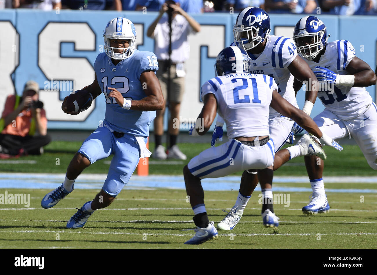 Chapel Hill, North Carolina, USA. Sep 23, 2017. Chazz Surratt (12) de Caroline du Nord contre les chantiers gains Alonzo Saxton II (21) et Joe Giles-Harris (44) de Duke. Le North Carolina Tar Heels joué le Duke Blue Devils dans un match de football qui a eu lieu à l'Kenan Memorial Stadium à Chapel Hill, N.C. le Samedi, Septembre 23, 2017. Duc a gagné poignéés 27 17/32 po. Credit : Fabian Radulescu/ZUMA/Alamy Fil Live News Banque D'Images