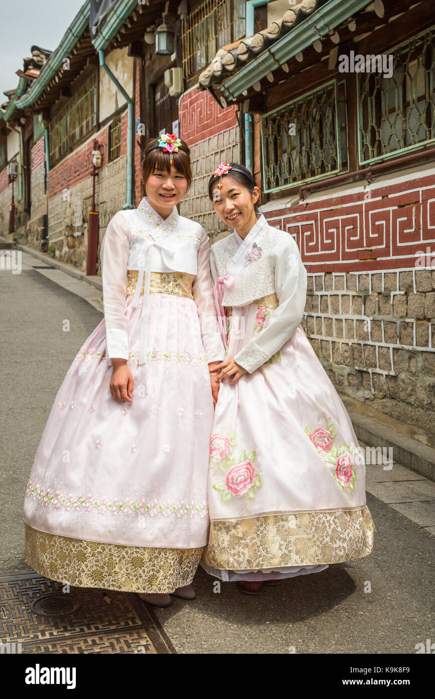 Les coréens en vêtements traditionnels en Bukchok Hanok, Séoul, Corée du Sud, en Asie. Banque D'Images