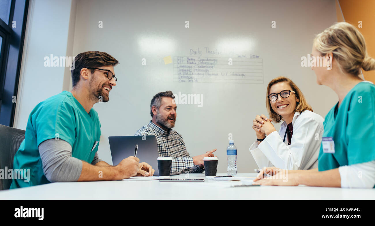 Heureux d'avoir l'équipe médicale d'une réunion dans la salle de conférence à l'hôpital. Les médecins à l'hôpital d'office. Banque D'Images