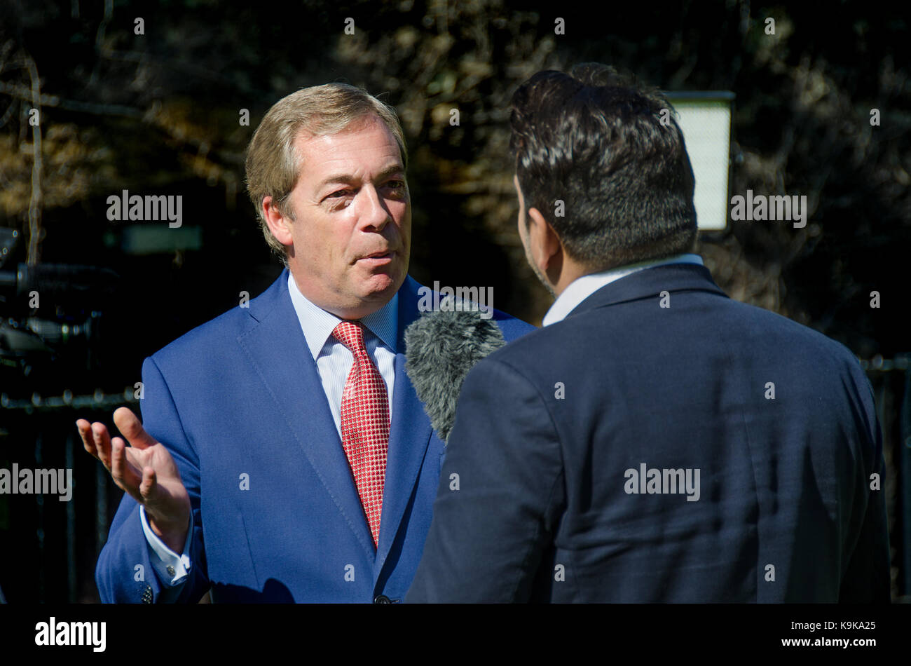 L'UKIP Nigel Farage, député européen et ancien chef du parti. d'être interviewé sur College Green, Westminster, Sep 2017 Banque D'Images