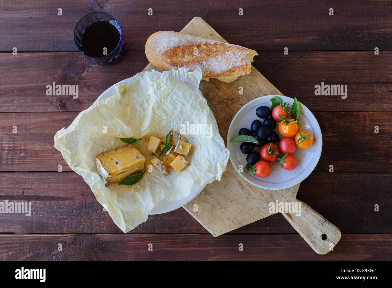 Morceau de fromage, olives, tomates et close up Banque D'Images
