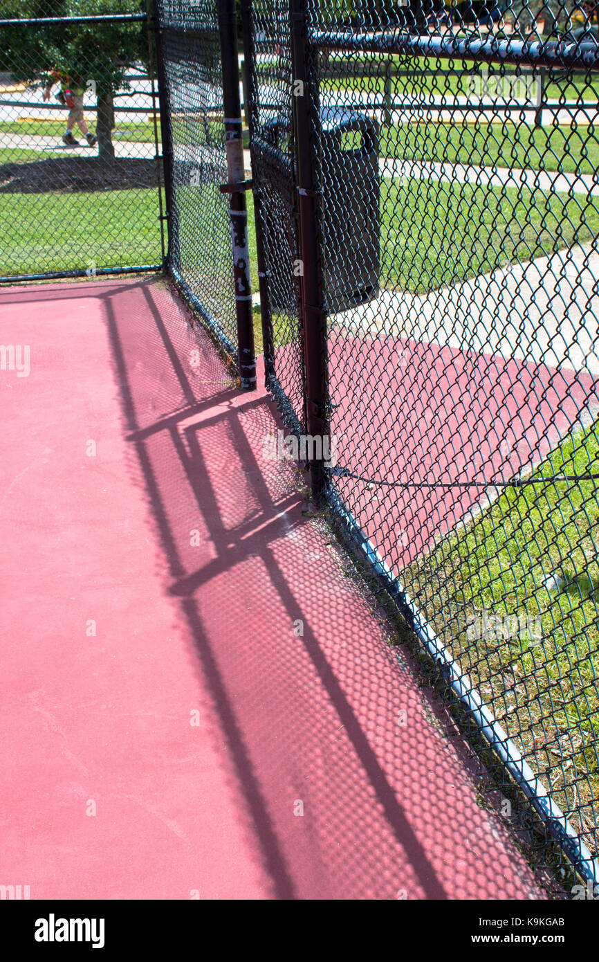 Porte ouverte sur la cour de tennis vide Banque D'Images