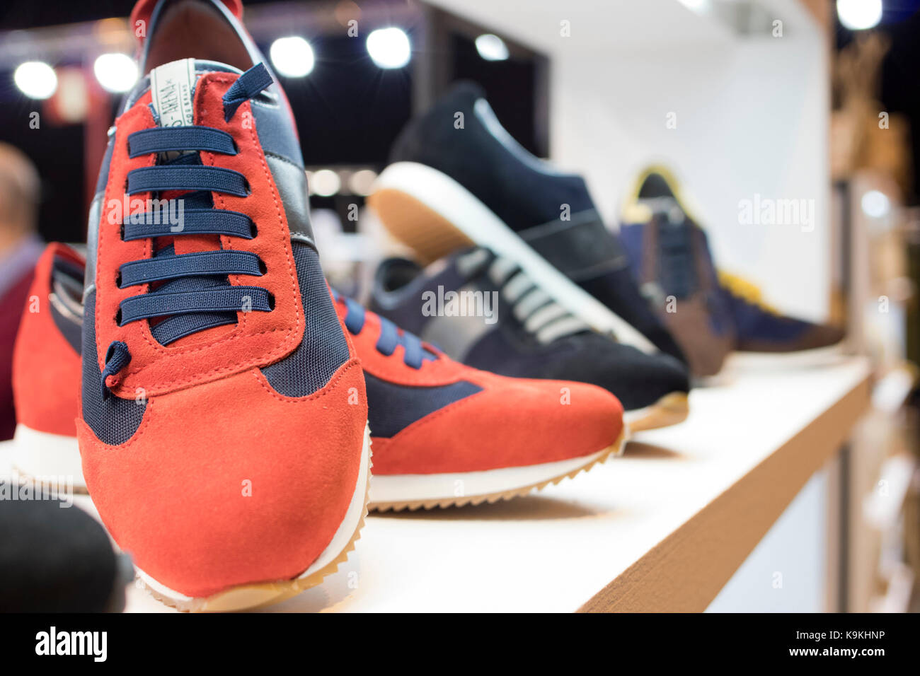 Espadrilles rouge sur une étagère (2017) madrid momad. Banque D'Images