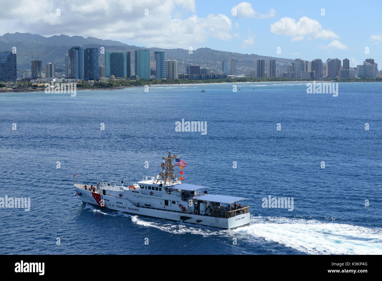 Les garde-côte de Oliver Berry (WPC 1124) passe par l'Aloha Tower à Honolulu Harbor en route vers la base de la Garde côtière de Honolulu, du 22 septembre 2017. Banque D'Images