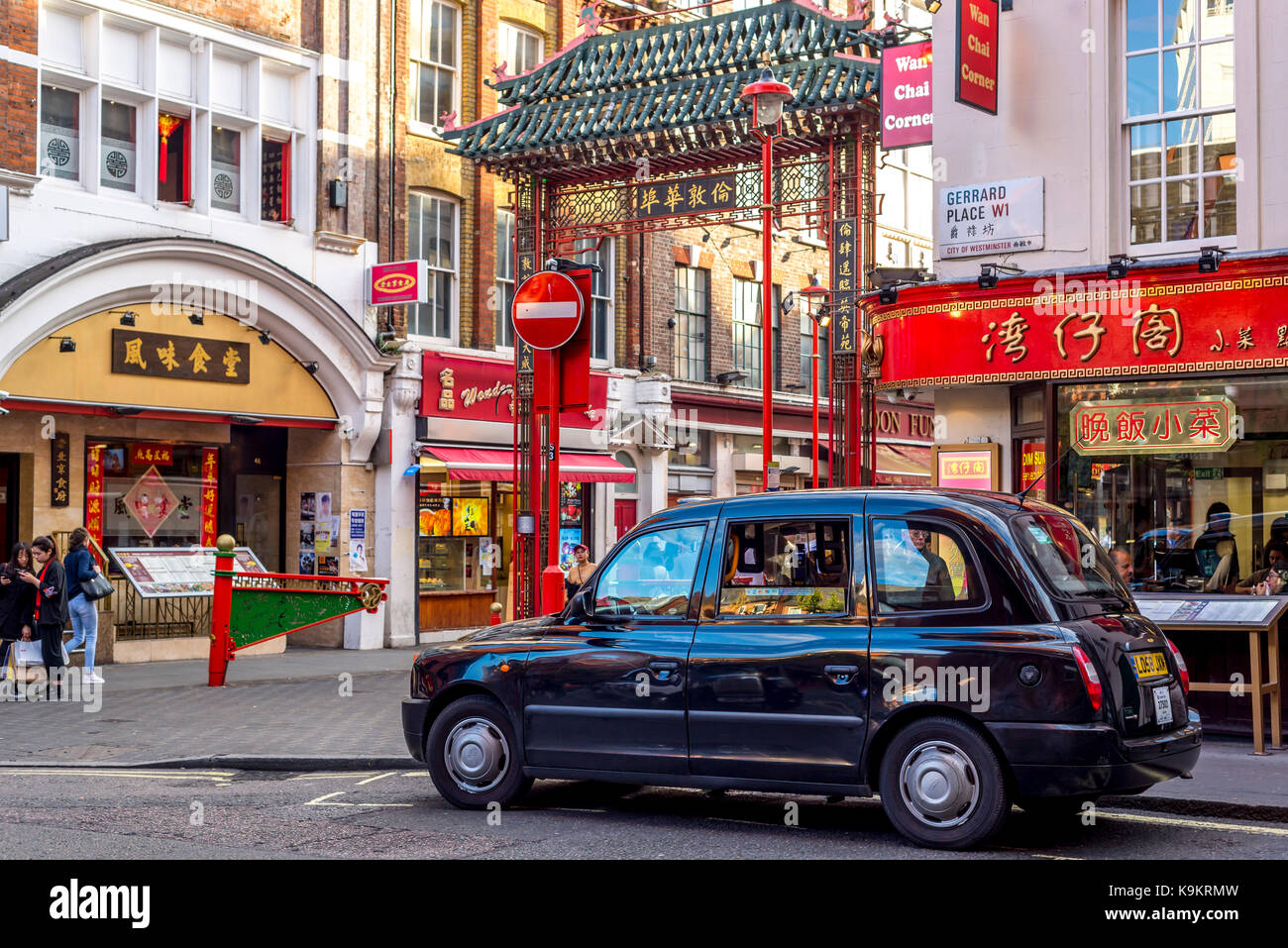 London Taxi sur China Town (Gerrard Street) au cours d'une belle soirée Banque D'Images