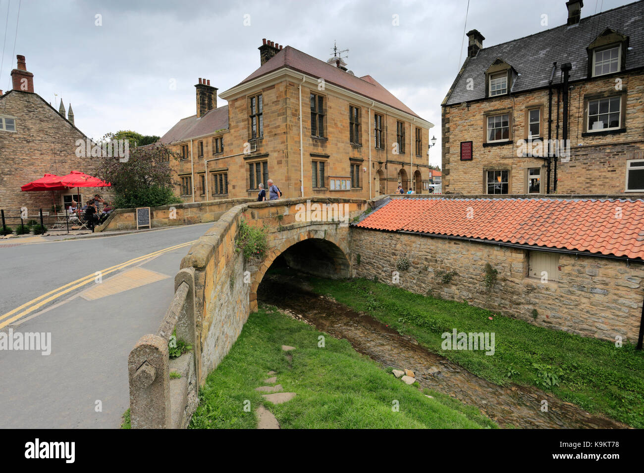 Chalets traditionnels en pierre, Helmsley village, North York Moors National Park, North Yorkshire, England, UK Banque D'Images