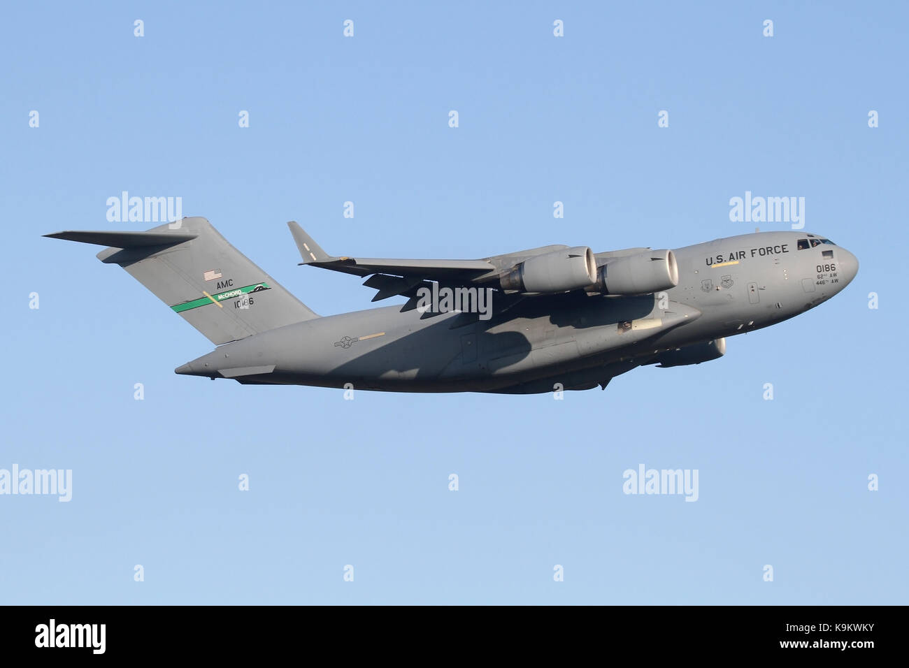 USAF Boeing C-17 Globemaster de McChord AFB escalade de Mildenhall sur une claire winters matin. Banque D'Images