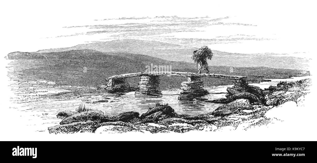 1870 : le pont Battant Postbridge est un ancien passage à niveau de l'eau l'Est de la rivière Dart et formé par de grandes dalles de pierre, de granit souvent appuyé sur des piles en pierres. Ses plaques sont plus de 13 pieds de long, plus de 6 pieds de largeur et peser plus de 8 tonnes chacun, faisant le pont passables à un petit panier. Il a été enregistrée pour la première fois en 1380 et a été construit pour faciliter le transport de l'étain Dartmoor par chevaux de bât au stannary town de Tavistock. Banque D'Images