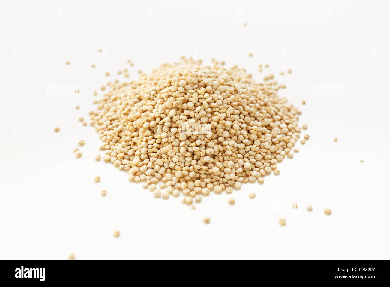 Les graines de quinoa isolé sur fond blanc Banque D'Images