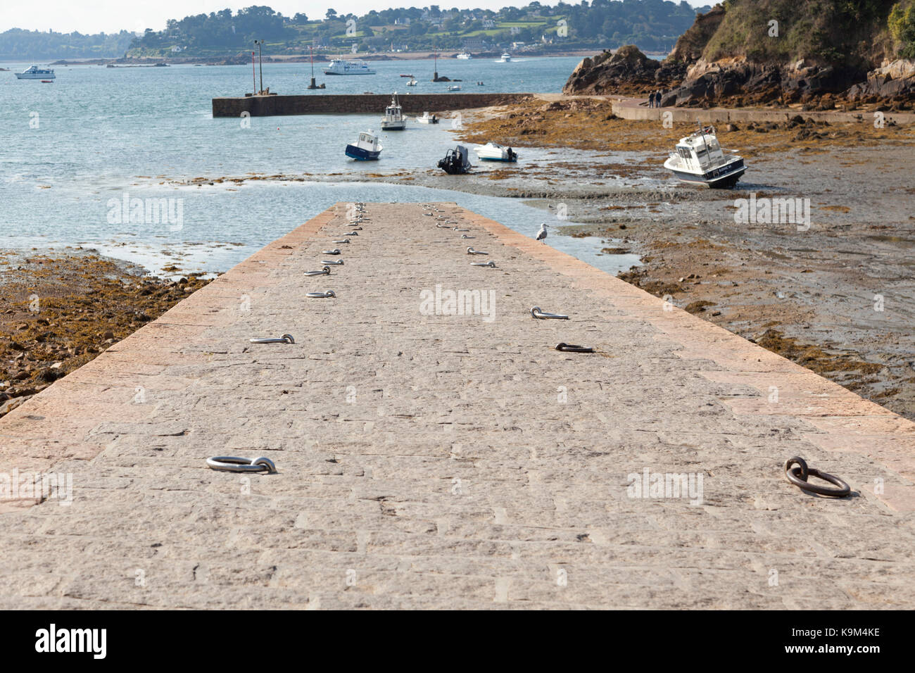À marée basse, le nombre1 plan incliné de Port dock clos, dans l'île de Bréhat (Côte d'Armor - France). En fonction de l'amplitude de la marée, les bateaux sea link Banque D'Images