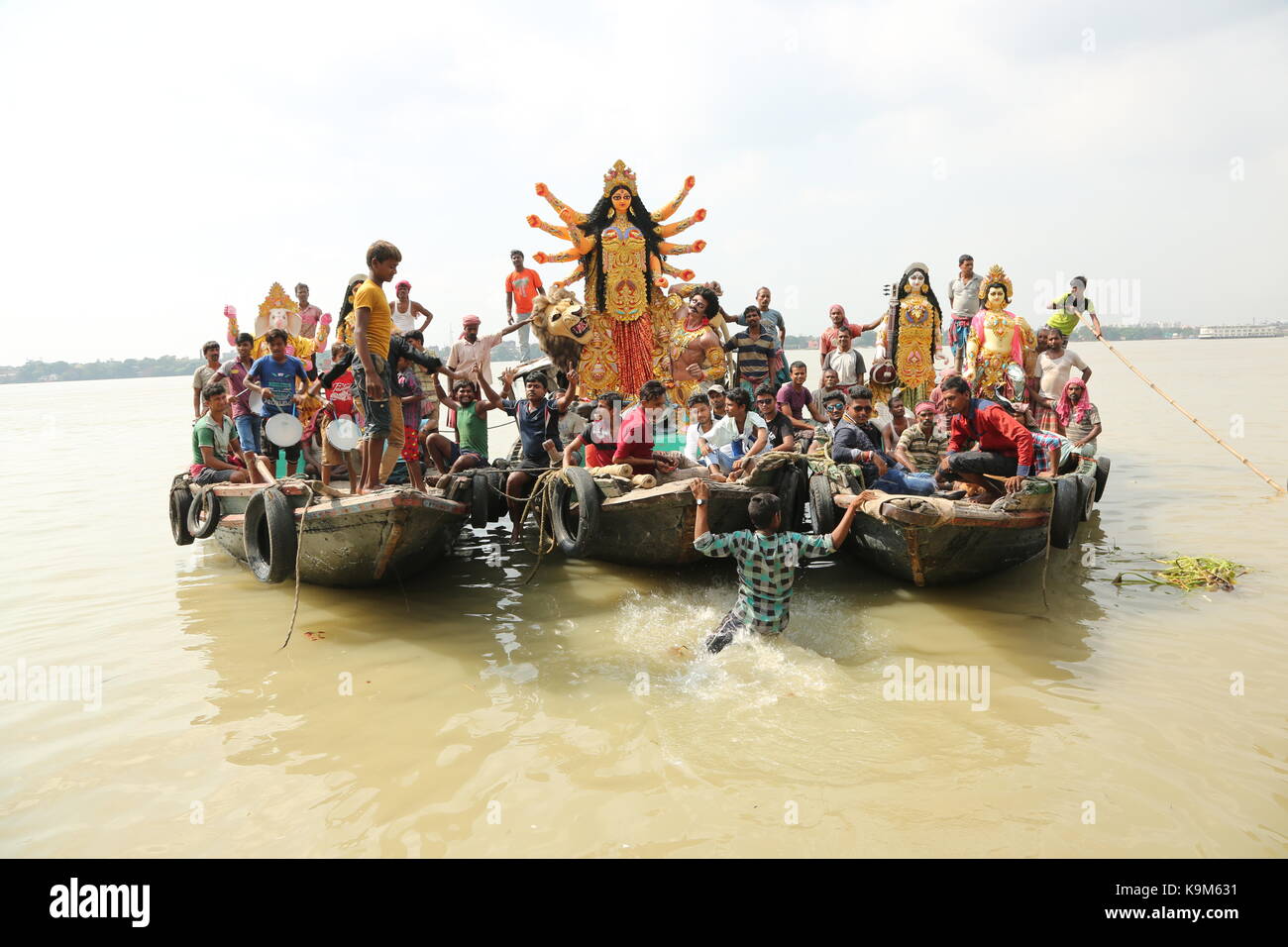 Une statue d'argile de la déesse hindoue Durga indienne est amené d'un atelier en kumartoli l'idole, village des décideurs, en bateau sur le Gange Banque D'Images