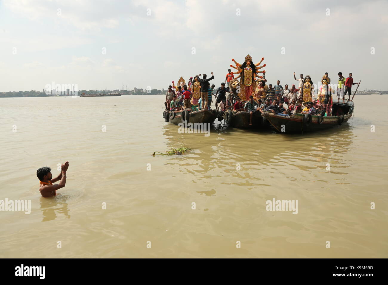 Une statue d'argile de la déesse hindoue Durga indienne est amené d'un atelier en kumartoli l'idole, village des décideurs, en bateau sur le Gange Banque D'Images