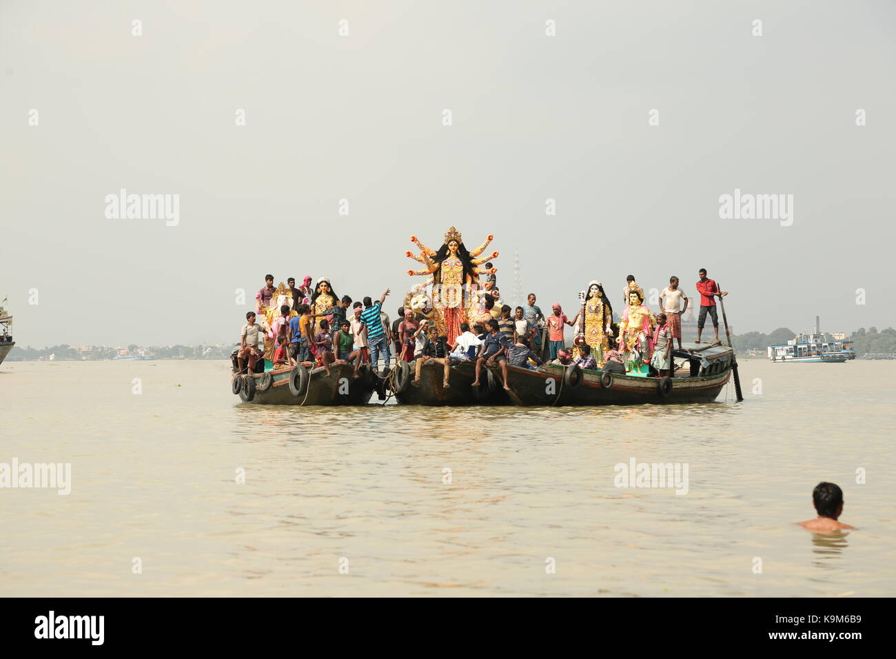 Une statue d'argile de la déesse hindoue Durga indienne est amené d'un atelier en kumartoli l'idole, village des décideurs, en bateau sur le Gange Banque D'Images