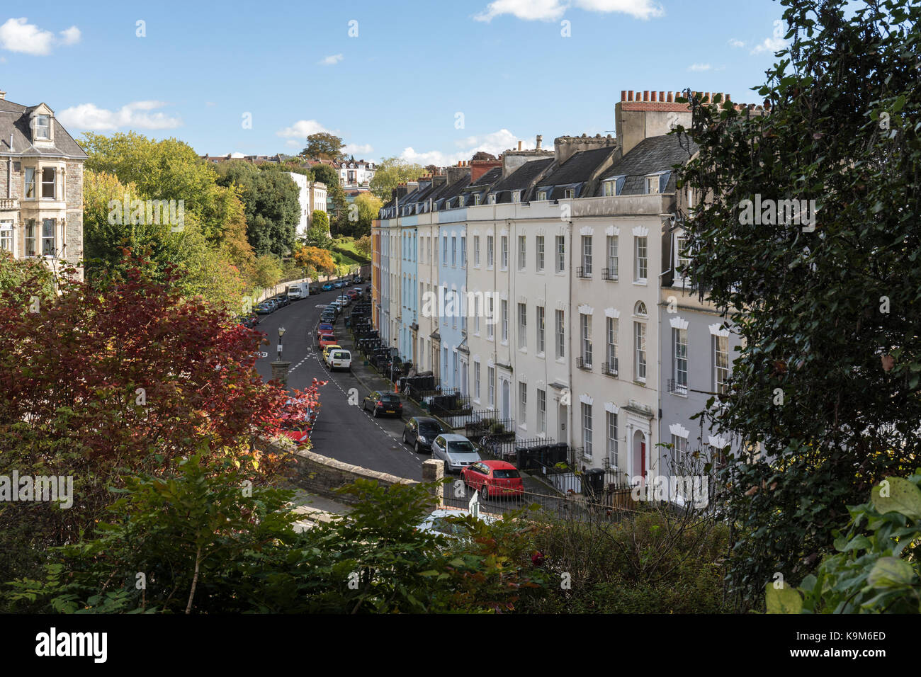 Vue rapprochée des maisons de ville géorgiennes en terrasse à Cornwallis Crescent, Clifton, ville de Bristol, Angleterre, Royaume-Uni Banque D'Images