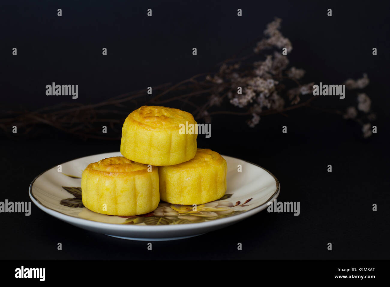 Chinois traditionnel festival de mi-automne gâteaux de lune sur fond noir Banque D'Images