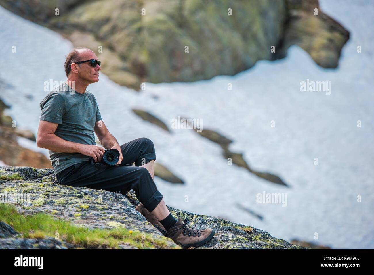 Les hommes avec caméra. randonnées nature photographe de prendre une courte pause et se préparer à prendre des photos. Banque D'Images