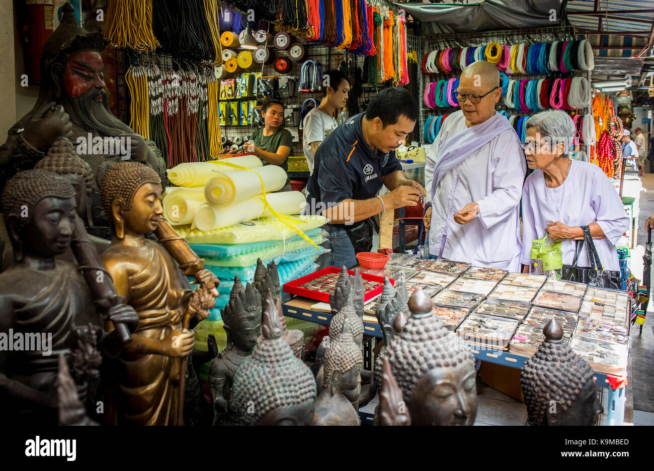 Nonnes bouddhistes à la recherche d'amulettes bouddhistes, au marché Amulet, Bangkok, Thaïlande. Banque D'Images